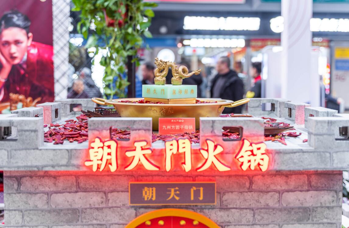 開火鍋加盟店，要學(xué)會用服務(wù)感動顧客！