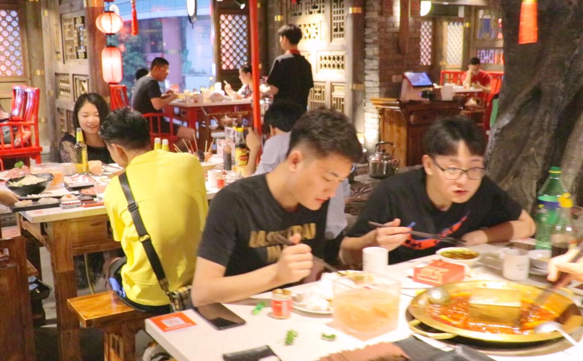 火鍋店桌椅，這么選！居然還提高了營業(yè)額？